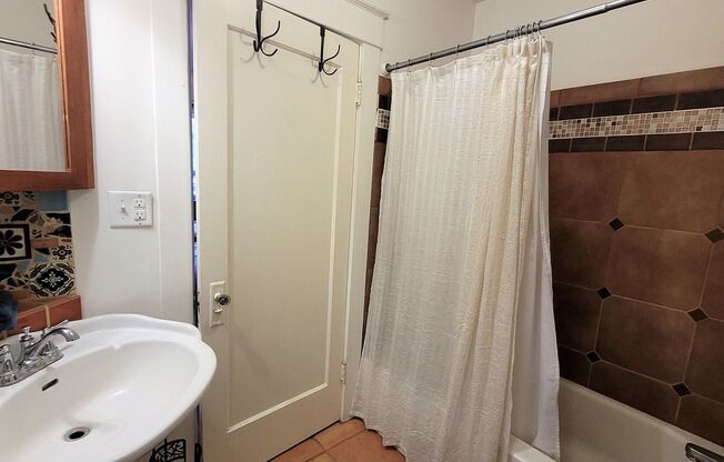 2 beds, 1 bath, $2,995