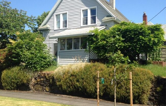 Charming 3 Bedroom, 2 Bath Home in Sellwood for rent!