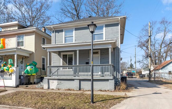 NEW LISTING! 4 BEDROOM HOME **2ND MONTH RENT FREE*