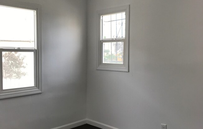 2 beds, 1 bath, $2,495, Unit 3926 1/2 W 28th St