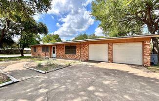 3 Bed, 2 Bath Home – Fully Equipped & Move-In Ready!