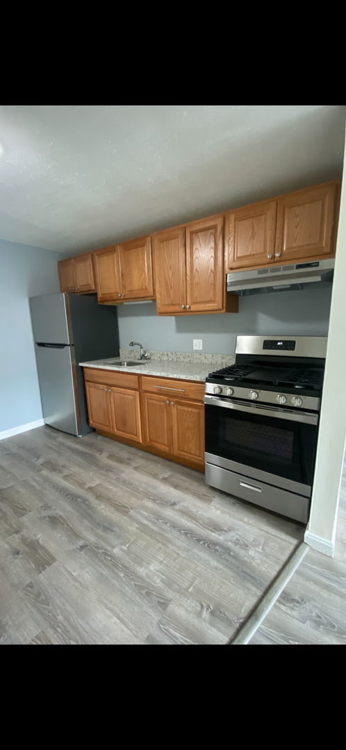 2 beds, 1 bath, $1,995, Unit 24