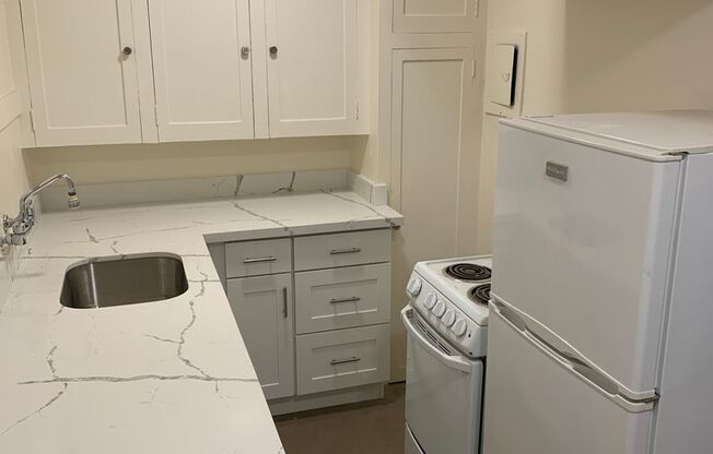 Studio, 1 bath, 400 sqft, $1,350, Unit 9