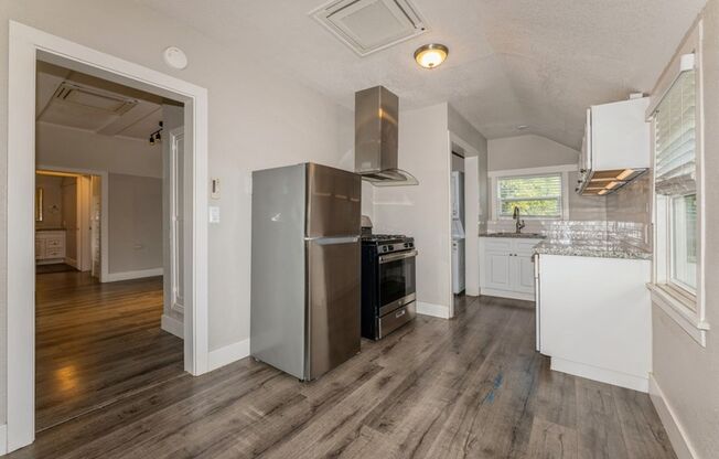 2 beds, 1 bath, $1,995, Unit Upper