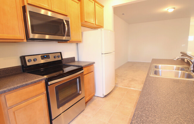 Beautiful and Bright 3 bedroom 2.5 bath Townhouse in Brightleaf with a Garage!!
