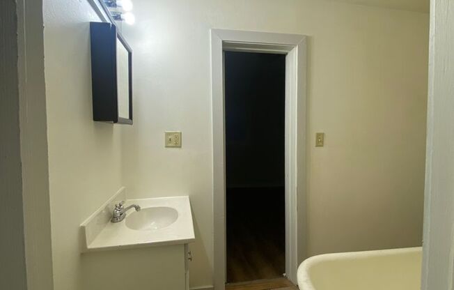 2 beds, 1 bath, $750, Unit Unit A