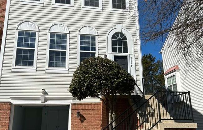 Elegant And Spacious 3 Bed 3.5 Bath Townhome In Vibrant Loudon Parkway Center