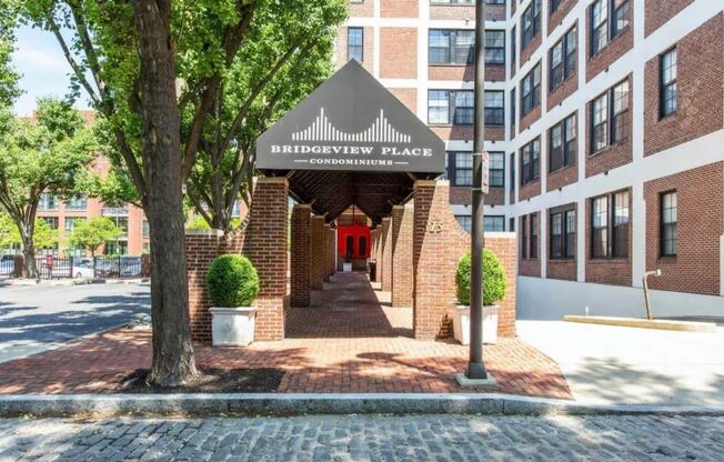 Luxurious 1-Bed/1-Bath Condo At Bridgeview Place! Available January 2026!