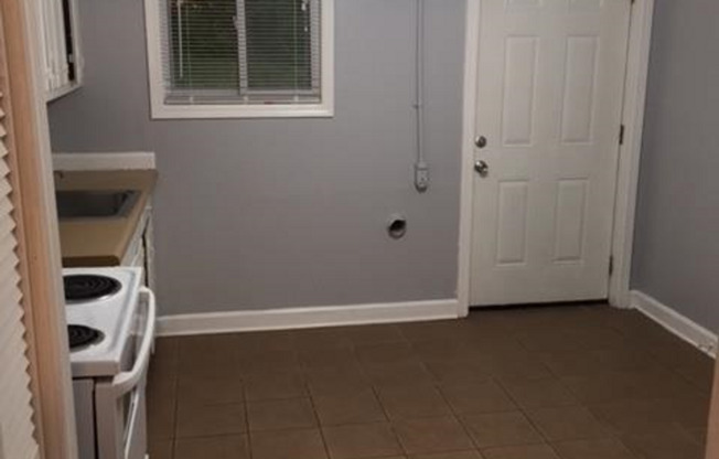 Cozy 2 Bedroom / 1 Bath Duplex