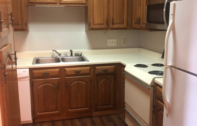 UT PRE-LEASE: 2 bed/2 bath West Campus Condo with cathedral ceilings, washer/dryer, 2 RSVD Pkg, Balcony