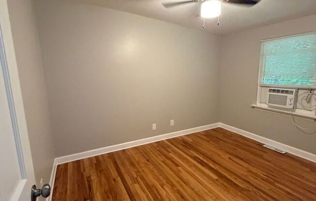 NEWLY RENOVATED!! 2 BEDROOM TOWNHOME (500.00 off FIRST FULL MONTHS RENT )