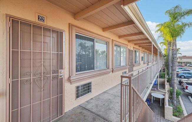 2 beds, 1 bath, 700 sqft, $2,128, Unit 545-1001