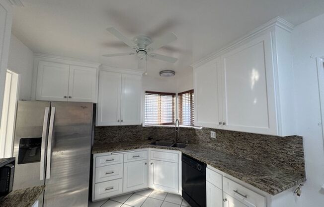 Charming 4bd 3ba House with backyard