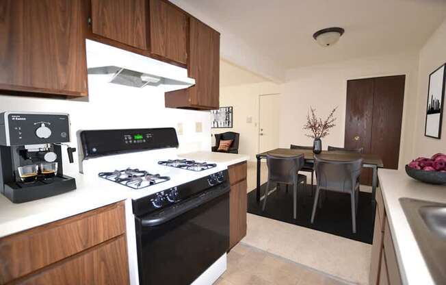 Magnolia and Dahlia Kitchen and Dining Room at Fox Pointe Apartments, Illinois