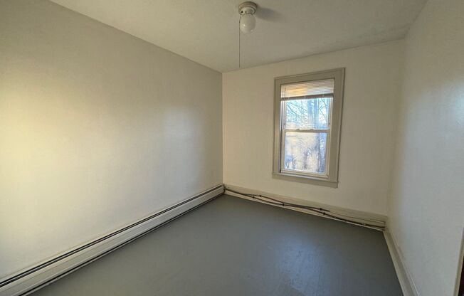 3 beds, 1 bath, $1,600, Unit 1