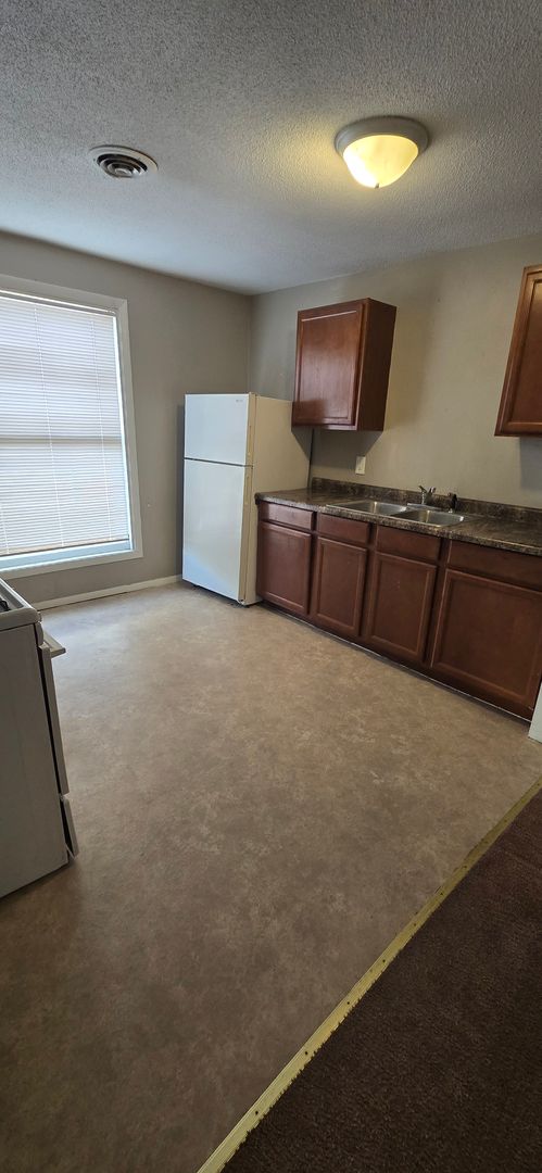 2 beds, 1 bath, 871 sqft, $725, Unit 1607 S Madison St