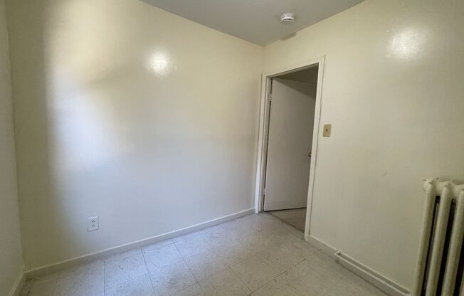 3 beds, 1 bath, $1,300, Unit Apt # 1