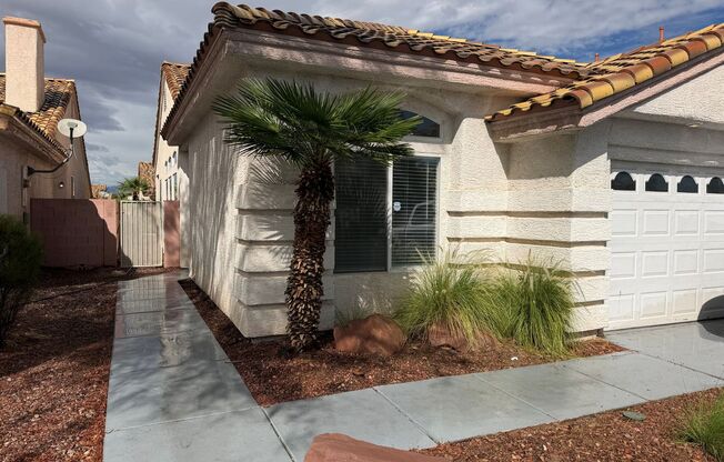 Beautiful 3 bedroom 2 bathroom home with Pool!