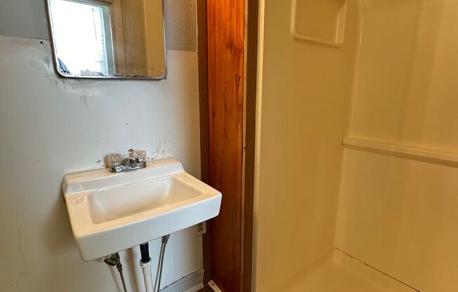 1 bed, 1 bath, $825, Unit 914 Roberts St