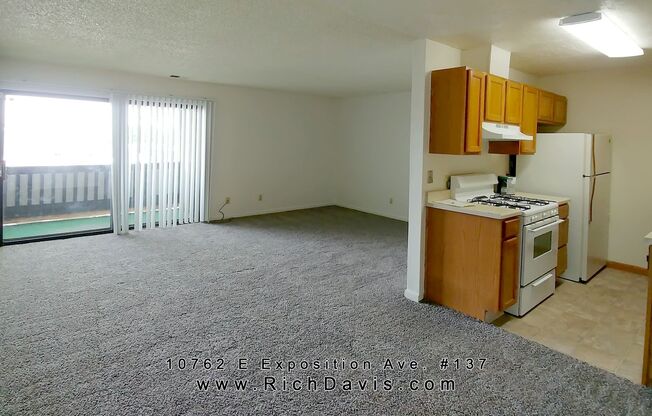 Cherry Creek Schools, 2 bed, 1 bath, 800 sf condo Great location off Havana and Exposition Ave.