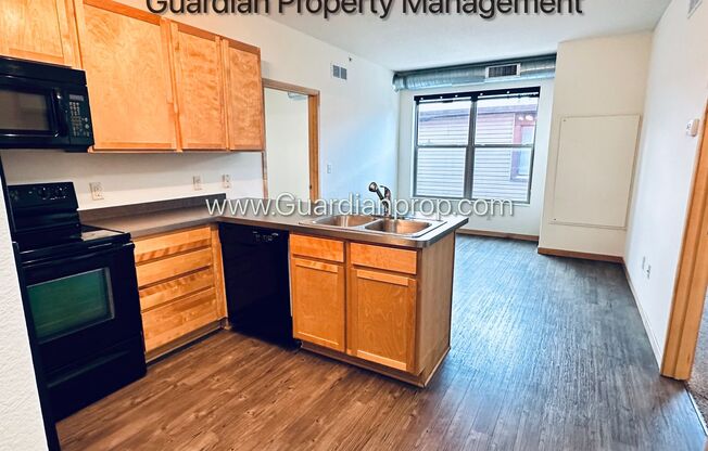 Marcy Holmes/Dinkytown 2nd Floor, 2 Primary Baths, Dishwasher, 1 Parking Space, 1 Month Free