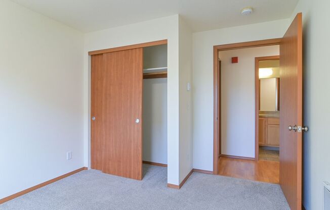 3 beds, 2 baths, $2,400, Unit 209