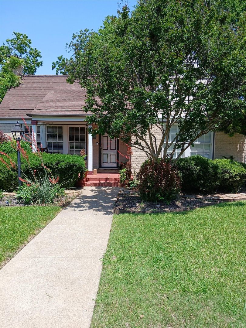 HOUSE in KESSLER PLAZA
