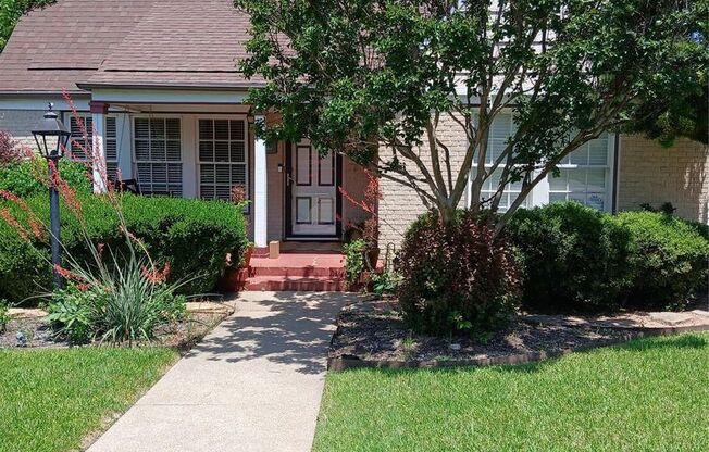 HOUSE in KESSLER PLAZA