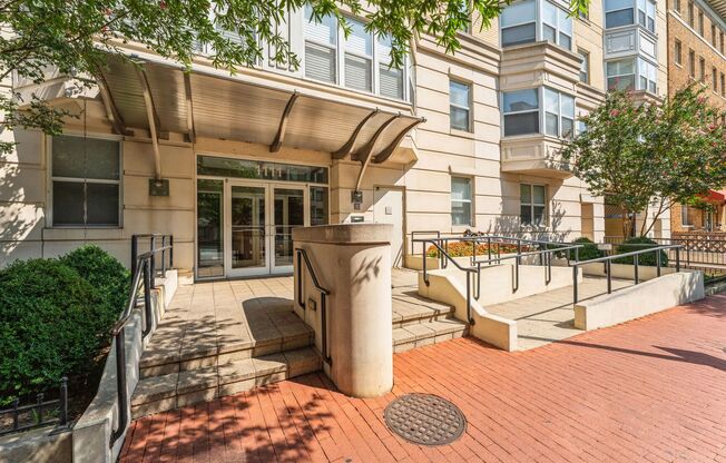 One Month Free for Lease Start by 12/15! Available Now! Concierge 1 bedroom 1 bathroom Luxury Condo// Logan Circle!