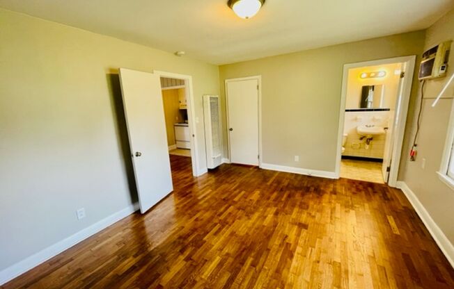 1 bed, 1 bath, $900, Unit McIver St  215-B