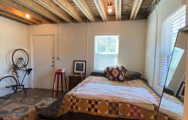 Studio, 1 bath, 350 sqft, $950, Unit 108