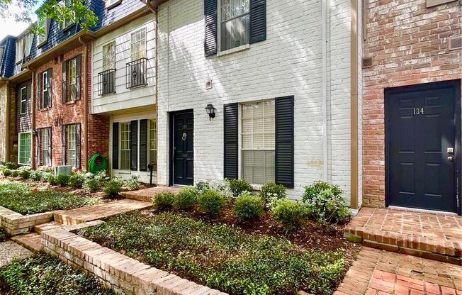 Charming one story Condo in Post Oak