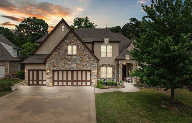 Stunning 5 bedroom 4.5 bath in Stonebrooke Glenn