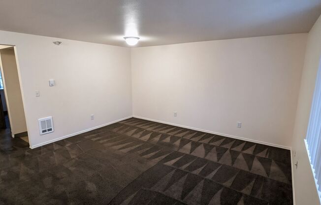 2 beds, 1 bath, 750 sqft, $1,195, Unit 31
