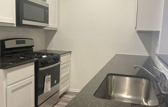 2 beds, 2 baths, 900 sqft, $1,200, Unit Apt B