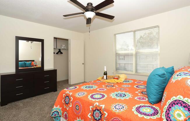 3 beds, 2 baths, 1,096 sqft, $1,550