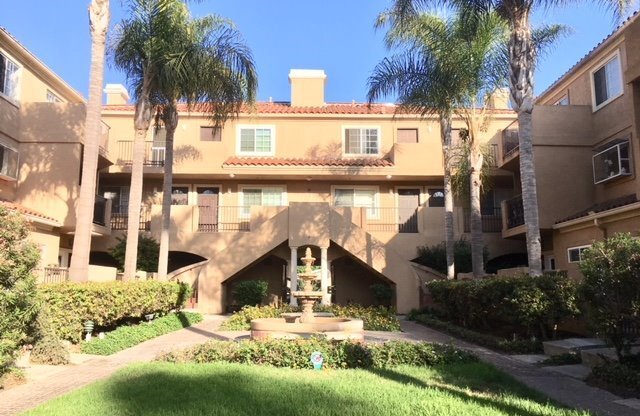 Villa Del Mar: 3 Bedroom 2.5 Bath Attached Townhouse