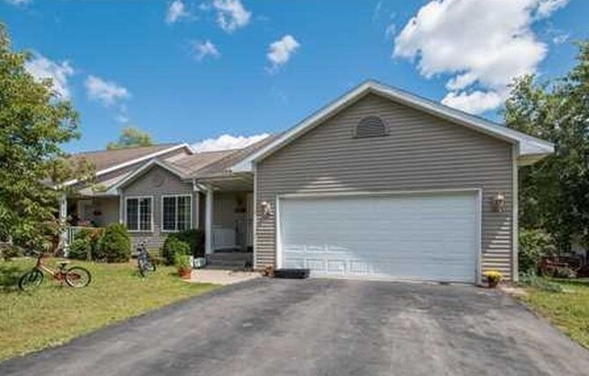 Huge 3BR/3ba Duplex on West Side of Eau Claire