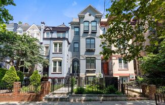 Private Patio! Recently Renovated // 2 Bedroom 2 Bathroom Home // Columbia Heights!!//