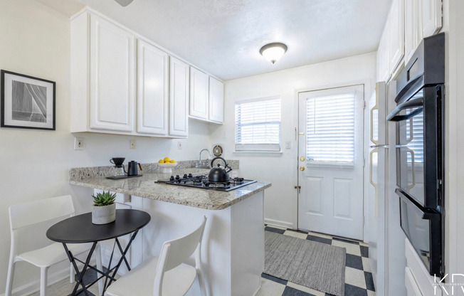 2 beds, 1 bath, 950 sqft, $1,370, Unit 03