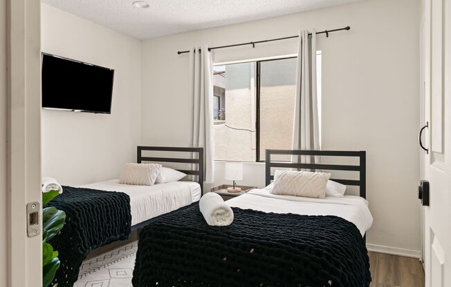 A fully furnished 5 bedroom, 2 bathroom apartment with common areas at 1823 Pelham Ave. Unit 8