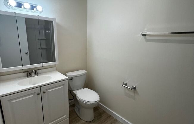 1 bed, 1.5 baths, 880 sqft, $1,450, Unit R22