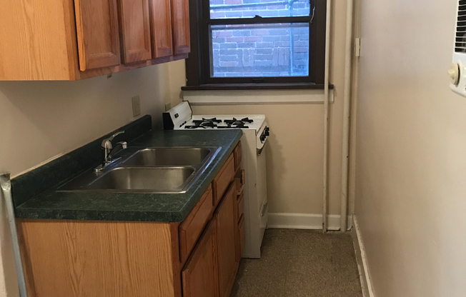 Studio, 1 bath, 400 sqft, $645, Unit 12