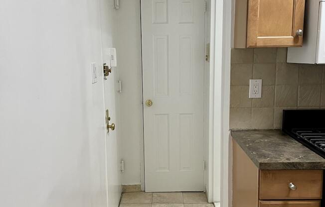 2 beds, 1 bath, $3,000, Unit 2F