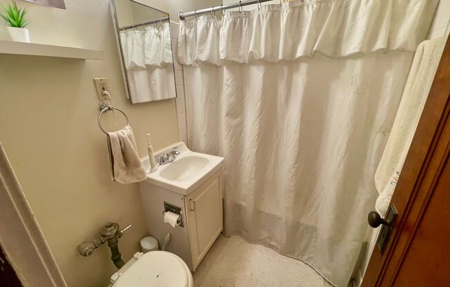 1 bed, 1 bath, $995, Unit 31