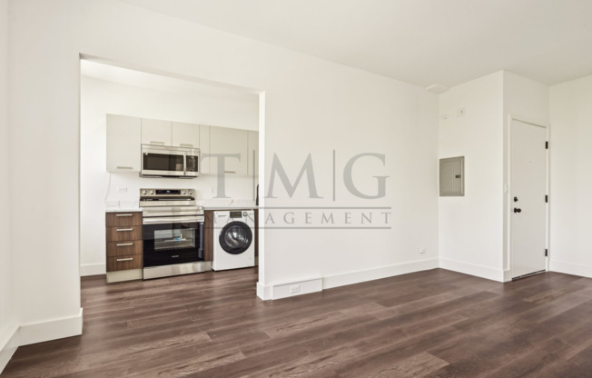 Brand New Andersonville 2 Bedroom | Spacious, Sun-Filled Layout with Private Kitchen & Laundry In-Unit!