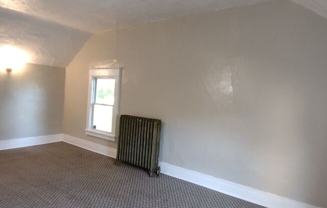 3 beds, 1 bath, $1,400, Unit 3