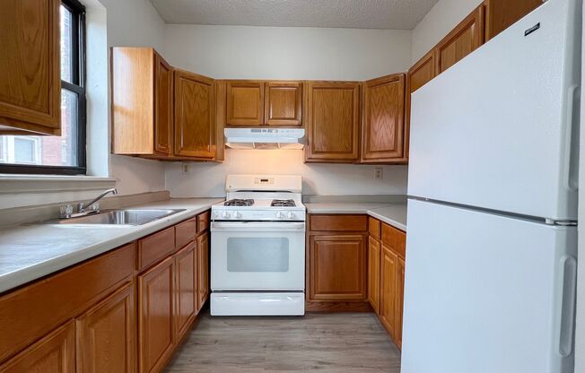 3 beds, 1 bath, 784 sqft, $1,700, Unit 5