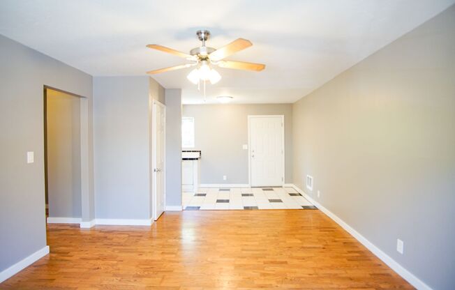 John's Landing 2Bdr/1Bath Garden Apt. w/Detached Garage!