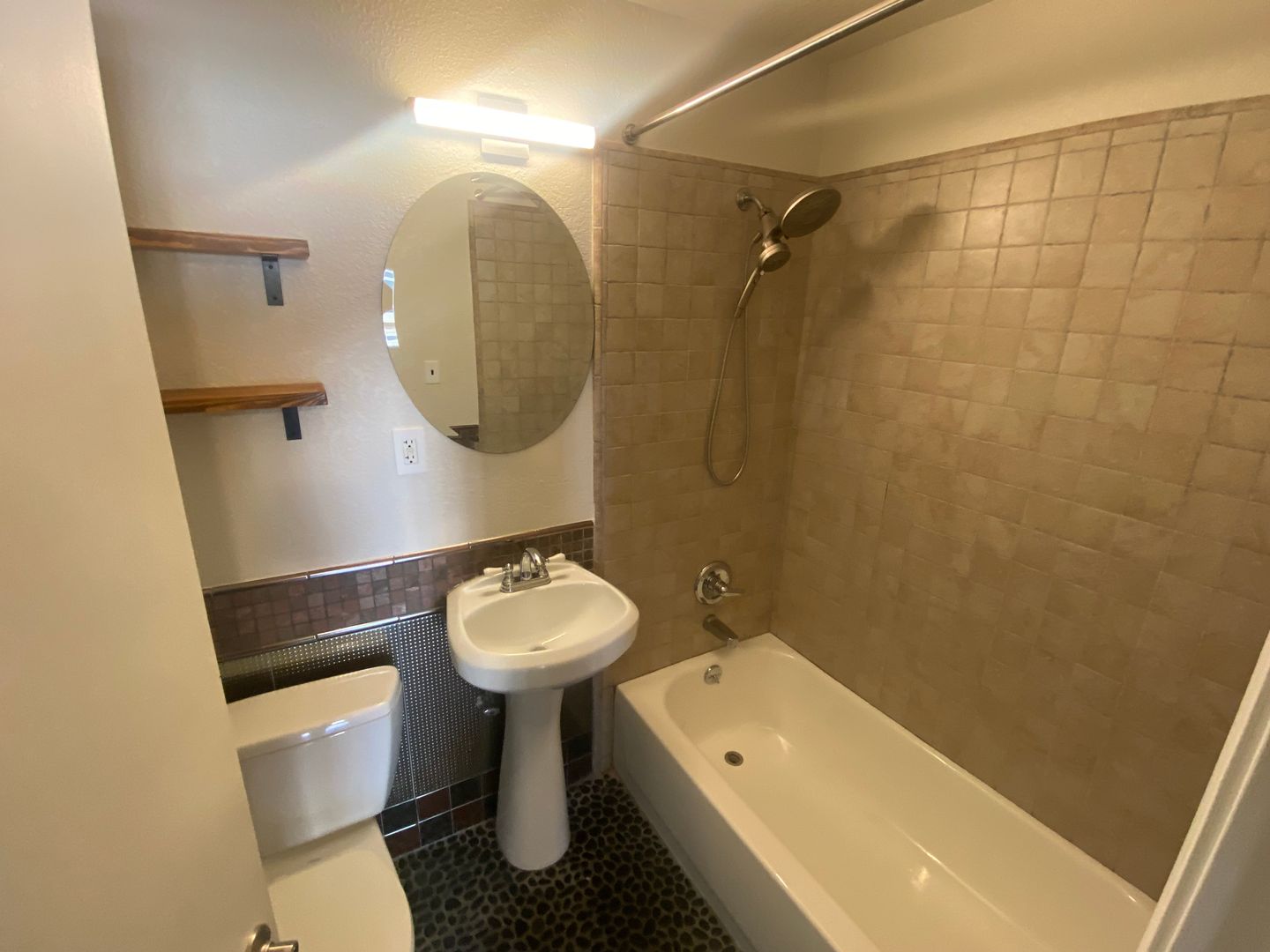 EPIC REA, INC.- Beautiful Noe Valley Remodeled 1 bed/ 1 bath with parking & laundry